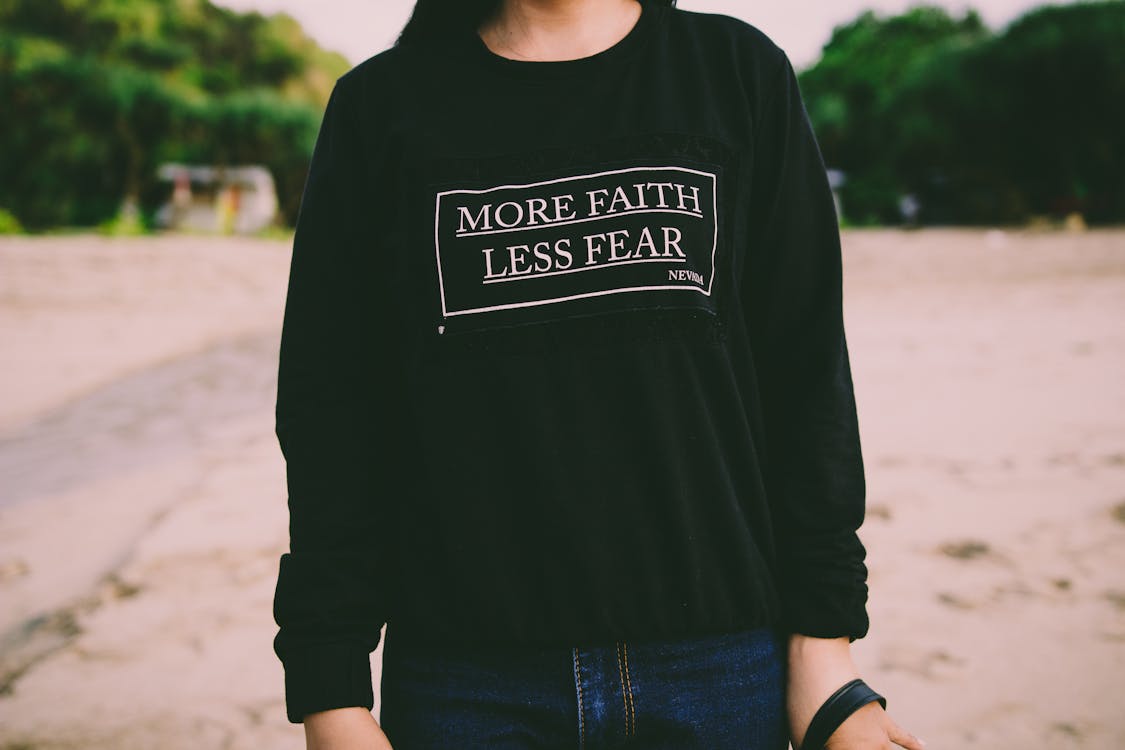 бесплатная белый свитер More Faith Less Fear Стоковое фото