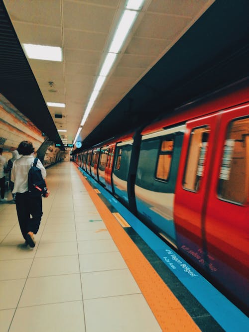 Бесплатное стоковое фото с вертикальный выстрел, пассажир, платформа метро