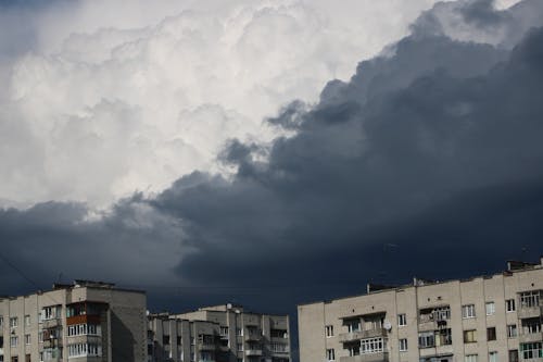 Gratis arkivbilde med blå himmel, boligblokk, kontrast