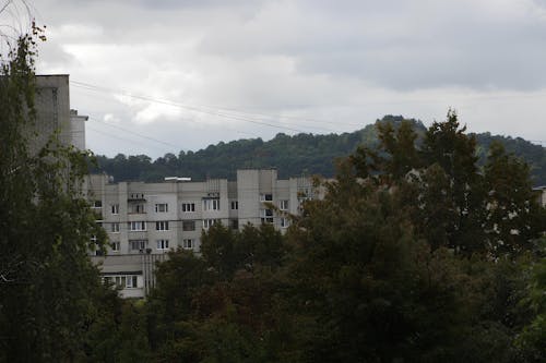 Darmowe zdjęcie z galerii z apartamentowiec, ciemne niebo, szary dzień