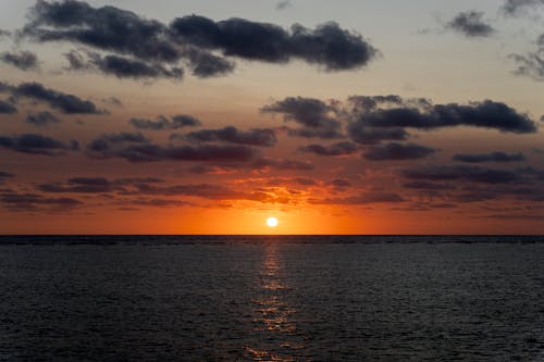 Fotobanka s bezplatnými fotkami na tému dramatická obloha, horizont, krajina pri mori