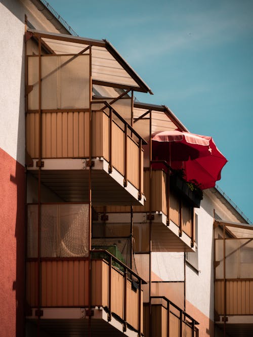 Бесплатное стоковое фото с балконы, вертикальный выстрел, городская тюрьма