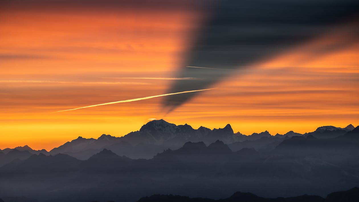 coucher du soleil entre les pics karstiques.