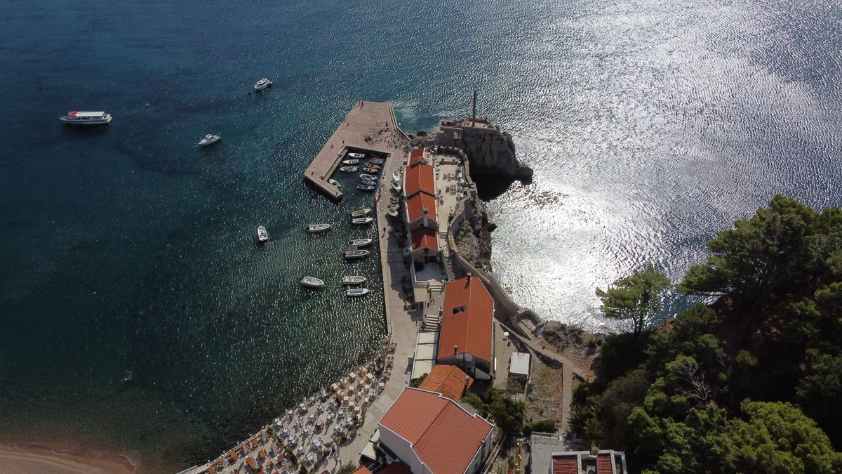 Coasta din Petrovac văzută de sus, cu plaja și Marea Adriatică vara