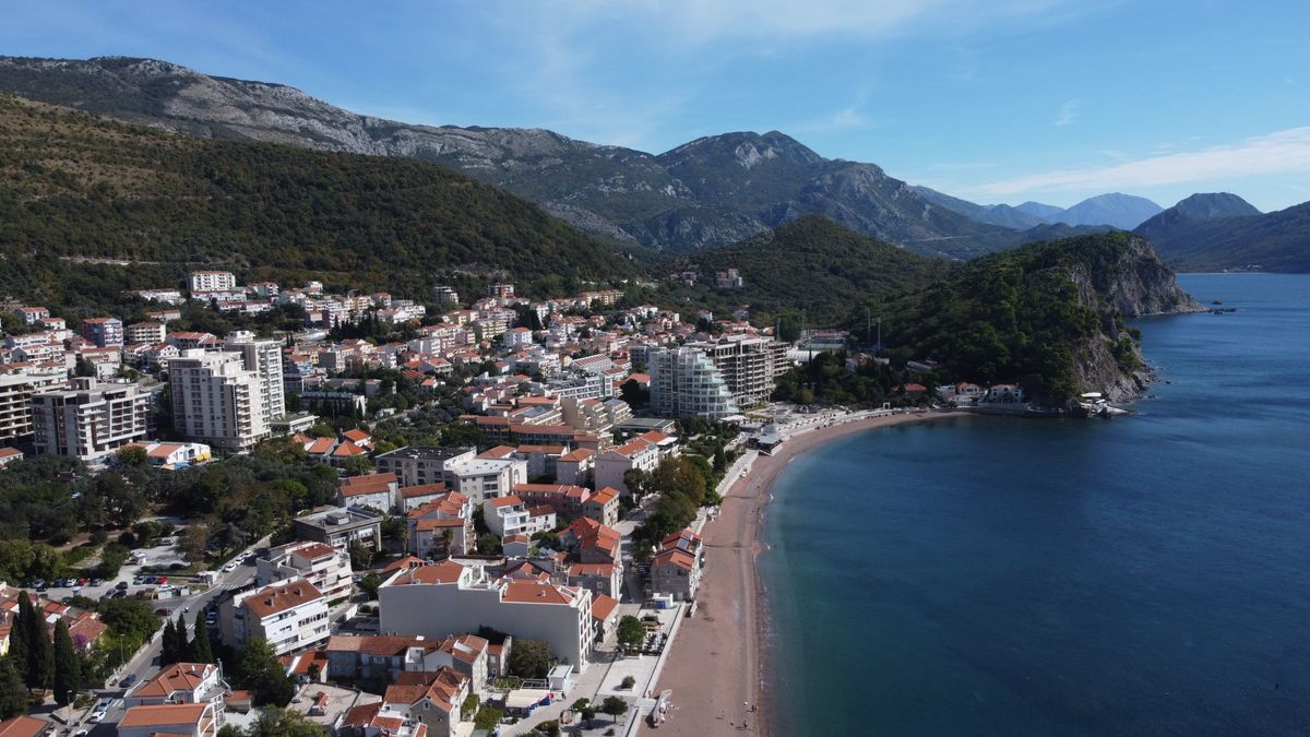 Petrovac Montenegro - vedere aeriană a orașului și a plajei