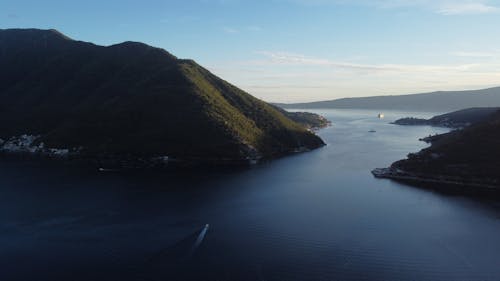 dağlar, deniz, drone çekimi içeren Ücretsiz stok fotoğraf