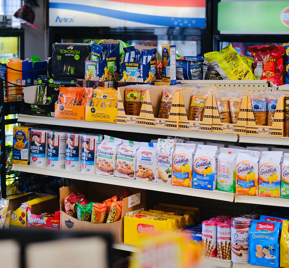 Prateleira de loja com seleção de produtos variados, representando um catálogo recém-lançado no Mercado Livre