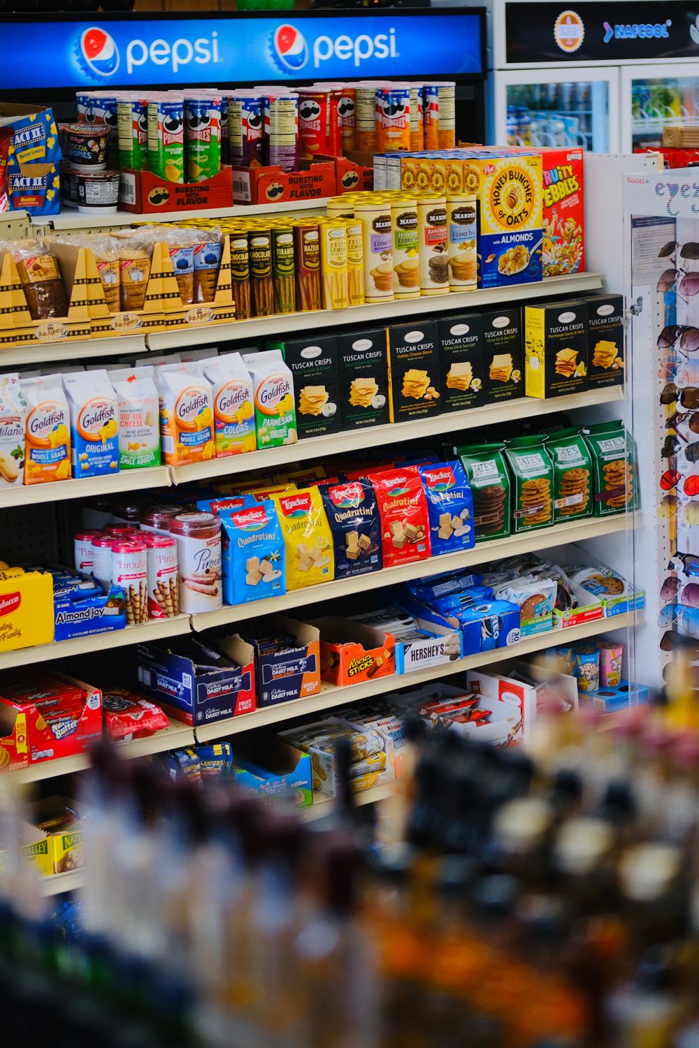 Góndola con productos de drugstore y kiosco