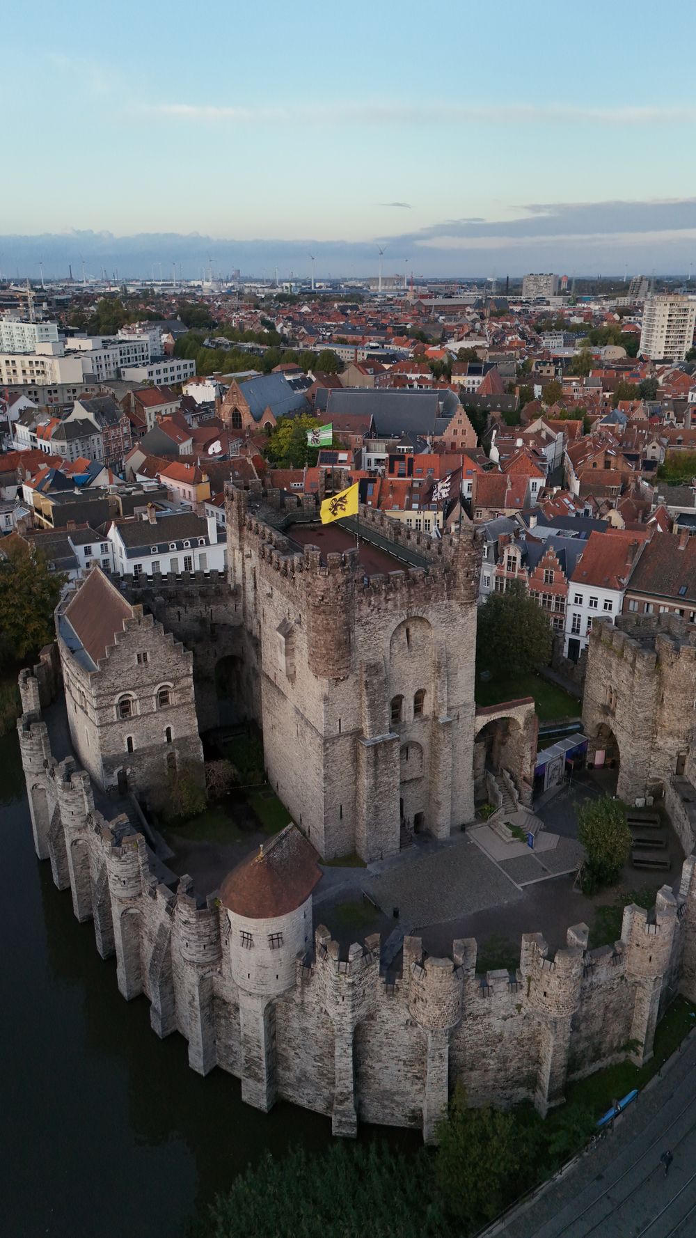 Castelul medieval Gravensteen din Ghent, cu ziduri de piatră și șanț cu apă
