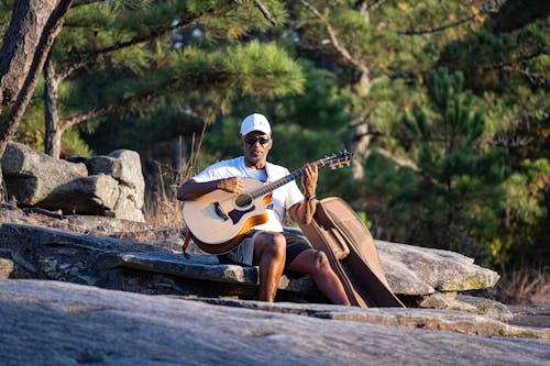 Fotos de stock gratuitas de bosque, gorra, guitarra