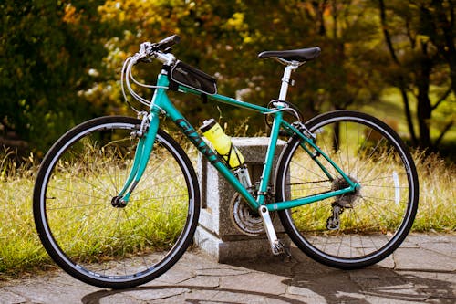 Foto profissional grátis de bicicleta de montanha, bicicleta verde, carro
