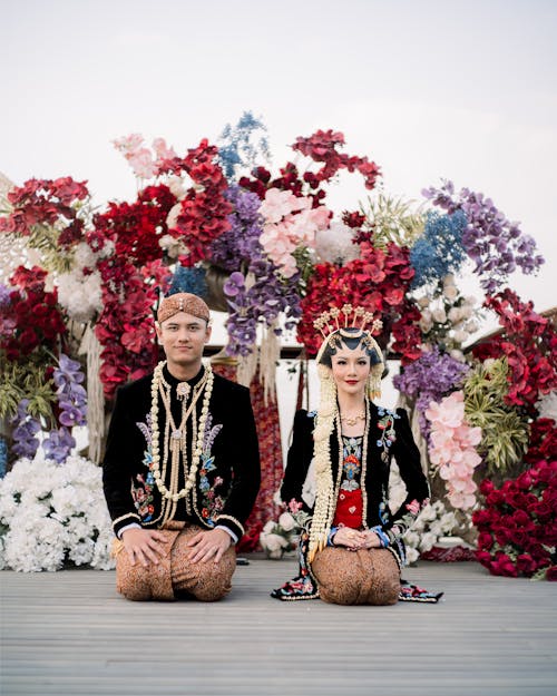 asyalı adam, Asyalı kadın, Çiçekler içeren Ücretsiz stok fotoğraf