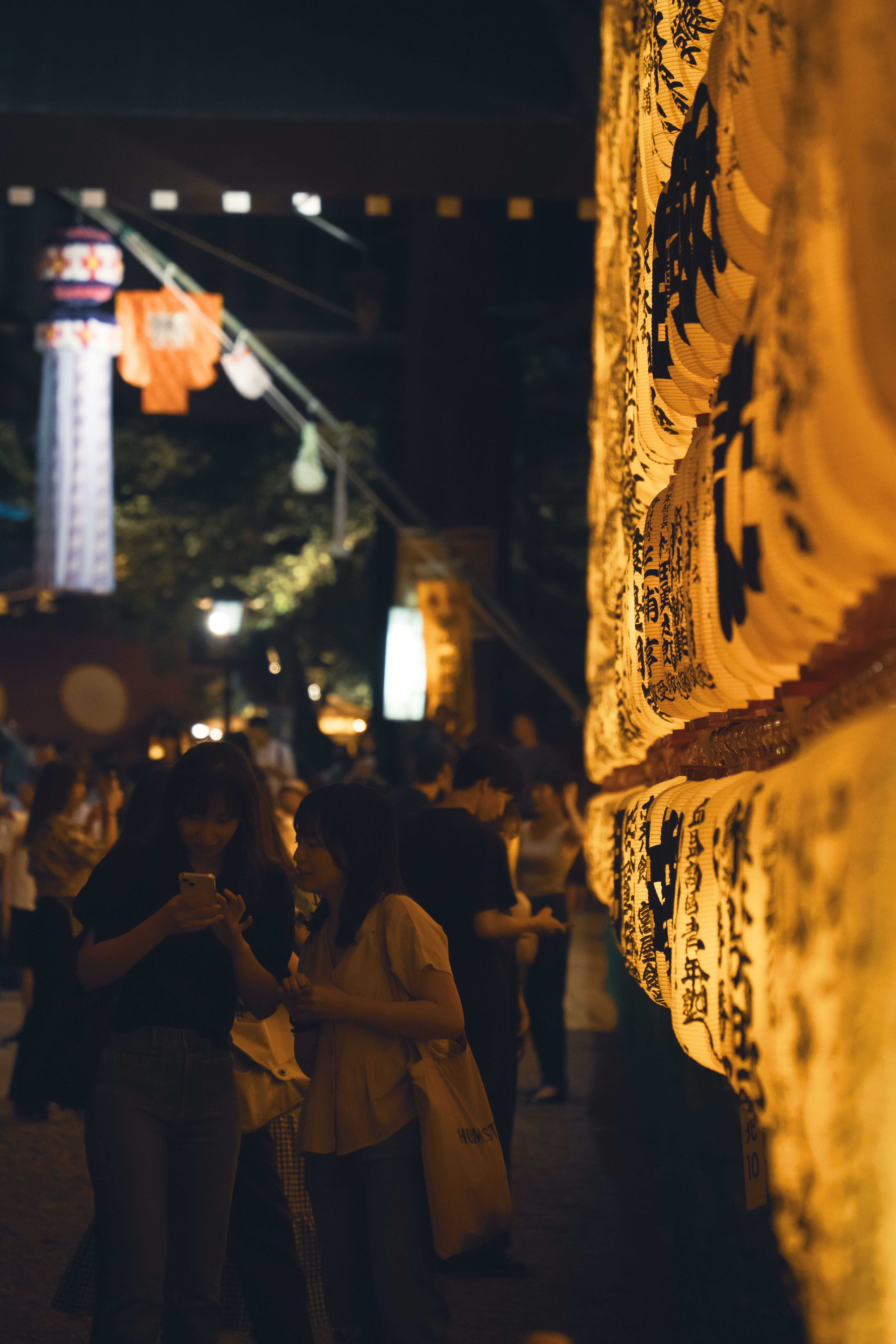 日本の祭りを楽しむ家族