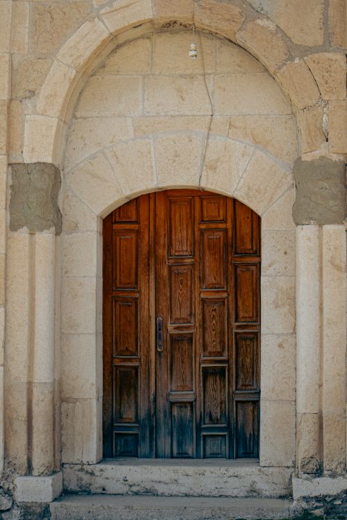 Free Classic wooden door with arch in Elazığ, showcasing Turkish architecture. Stock Photo