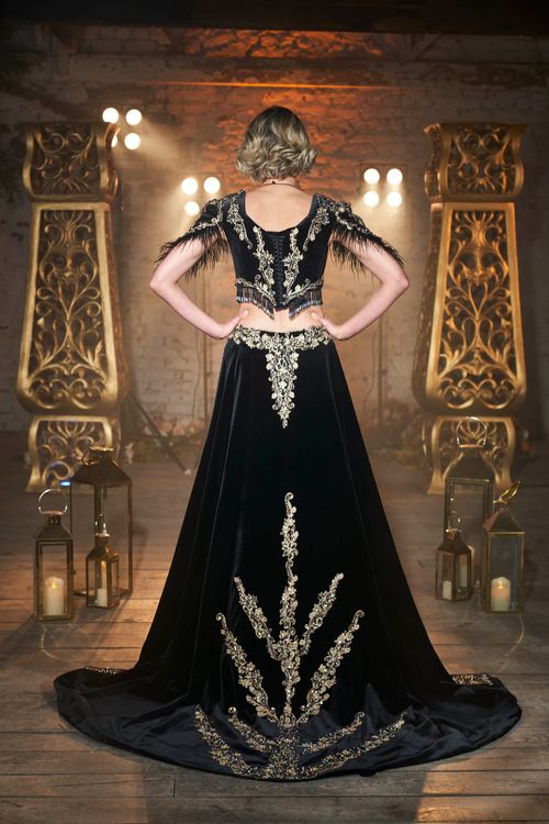 Free Stunning black and gold bridal gown with intricate embroidery, perfect for glamorous weddings. Stock Photo