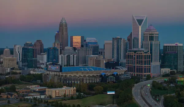 Charlotte et le Bank of America Stadium au crépuscule