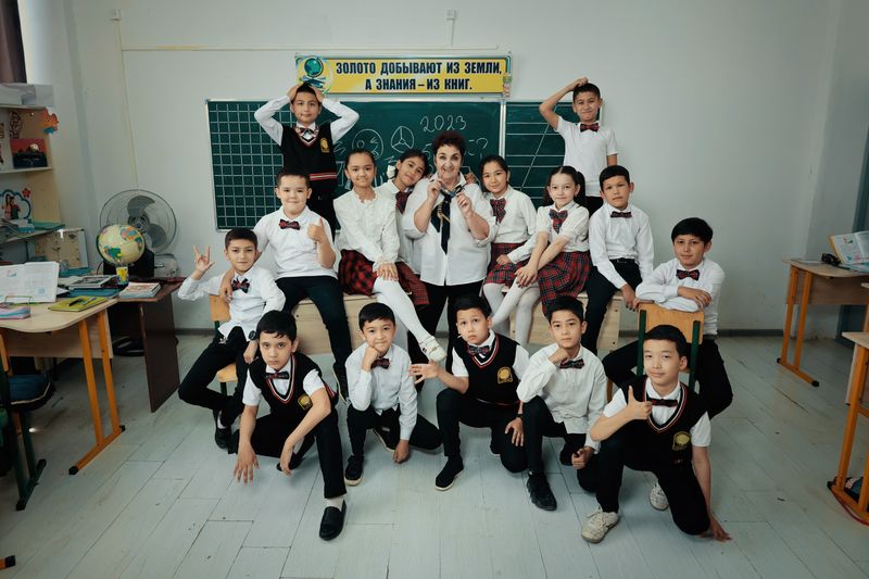 Siswa dan pengajar dalam sesi belajar (foto stok)
