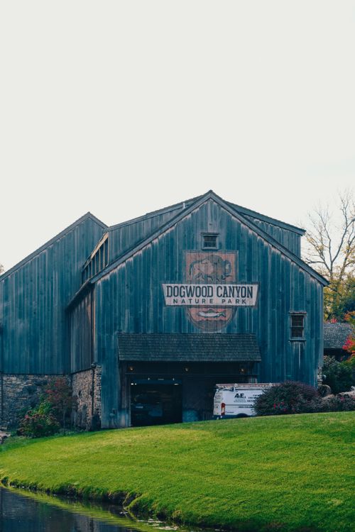 Free Charming rustic barn located at Dogwood Canyon Nature Park in Missouri. Stock Photo