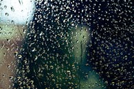 雨点划过窗户，为户外景观增添了丰富的纹理