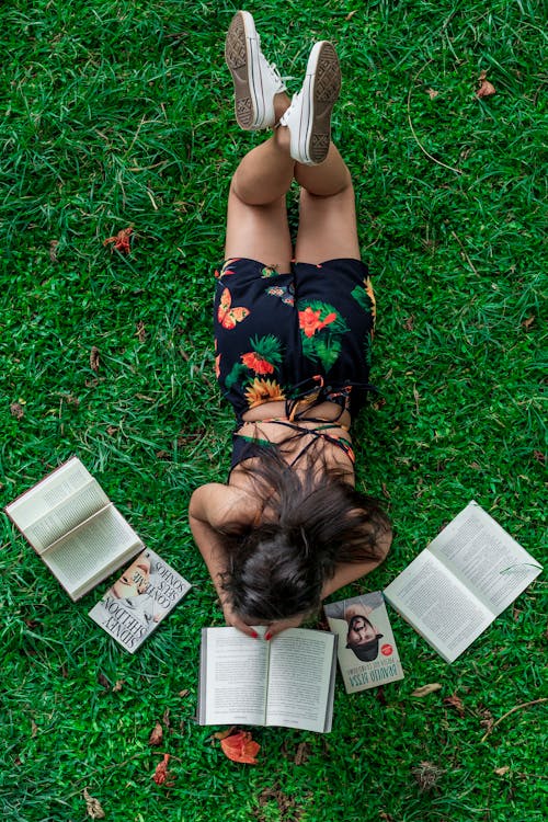 女人躺在草地上看书