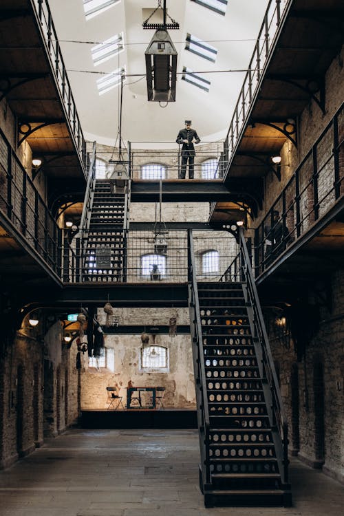 가드, 감옥, 계단의 무료 스톡 사진
