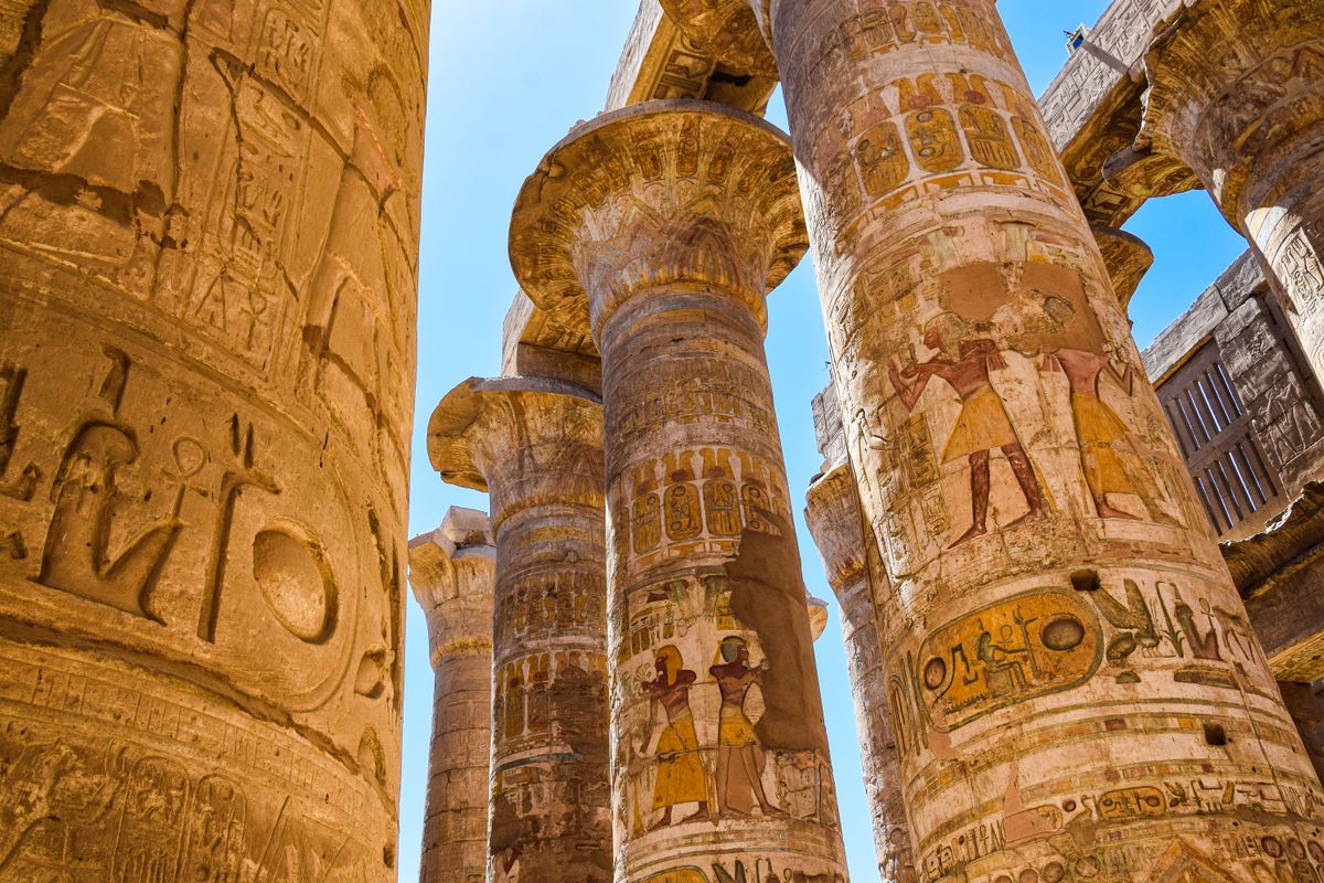 Columnas ornamentadas del templo de Karnak en Luxor, Egipto