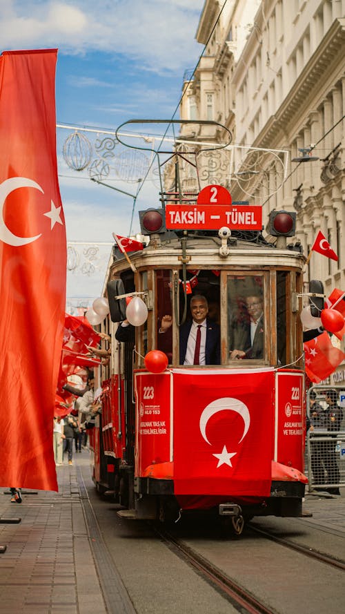 Darmowe zdjęcie z galerii z flagi turcji, kolejka linowa, ludzie