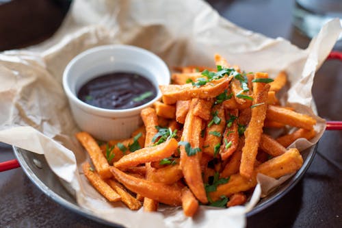 Batatas Fritas E Molho Para Imersão