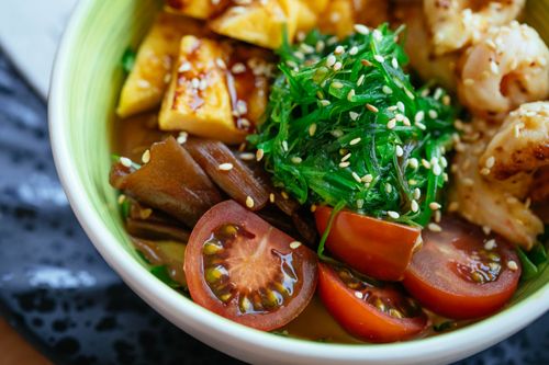Bowl vegano colorido con vegetales frescos