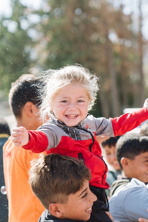 ceket, dikey atış, gülümsemek içeren Ücretsiz stok fotoğraf