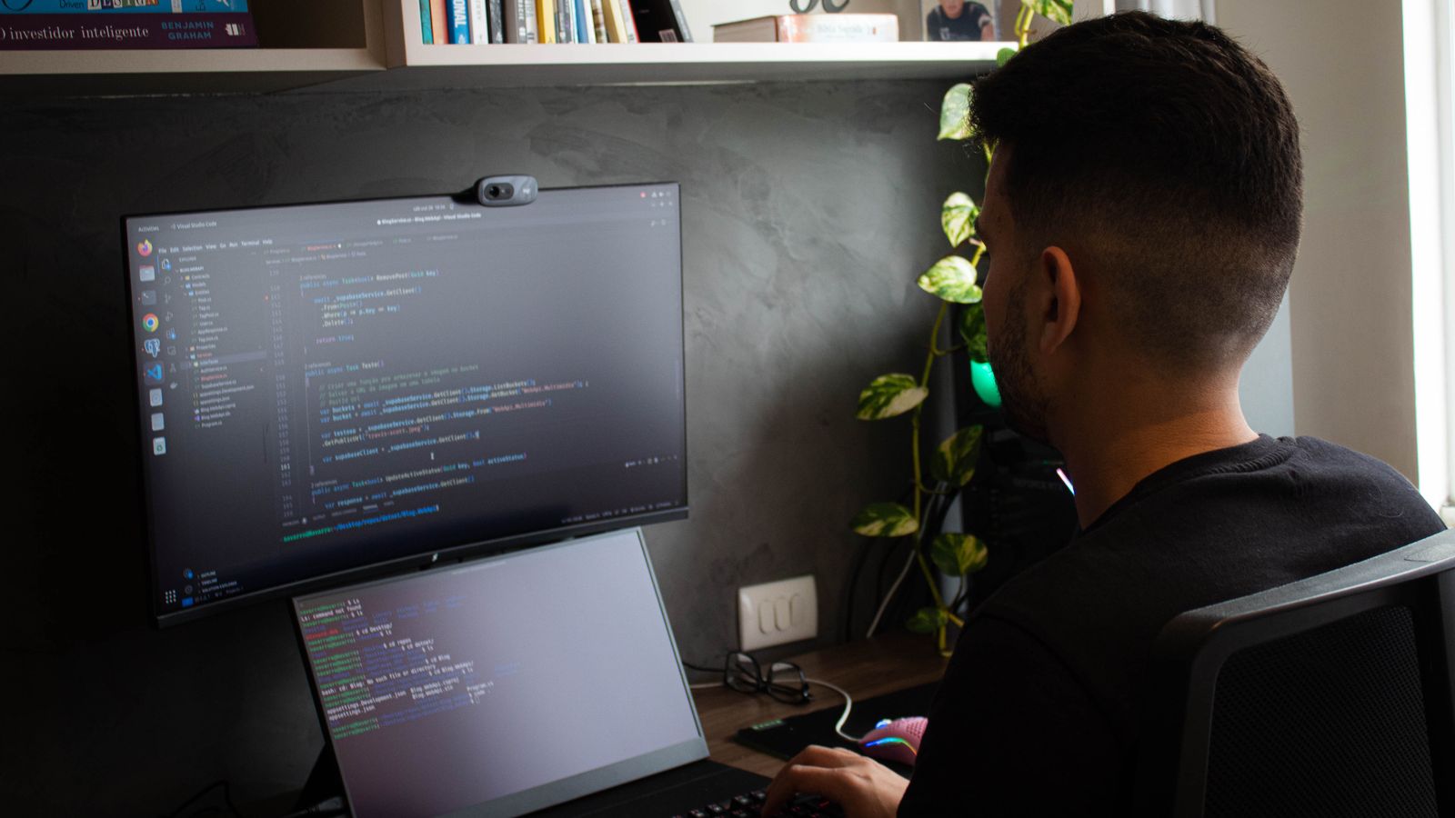 Claude Opus 4.8: Enterprise Upgrade Guide for AI Agents and Code 7 Claude Opus 4.8: programmer planning long-context coding agent workflows.