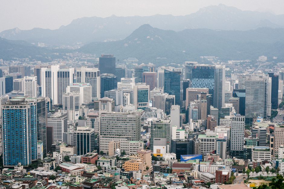 고층 빌딩과 주택가가 어우러진 서울 도심 전경 — 내 상황에 맞는 대출 선택이 중요합니다