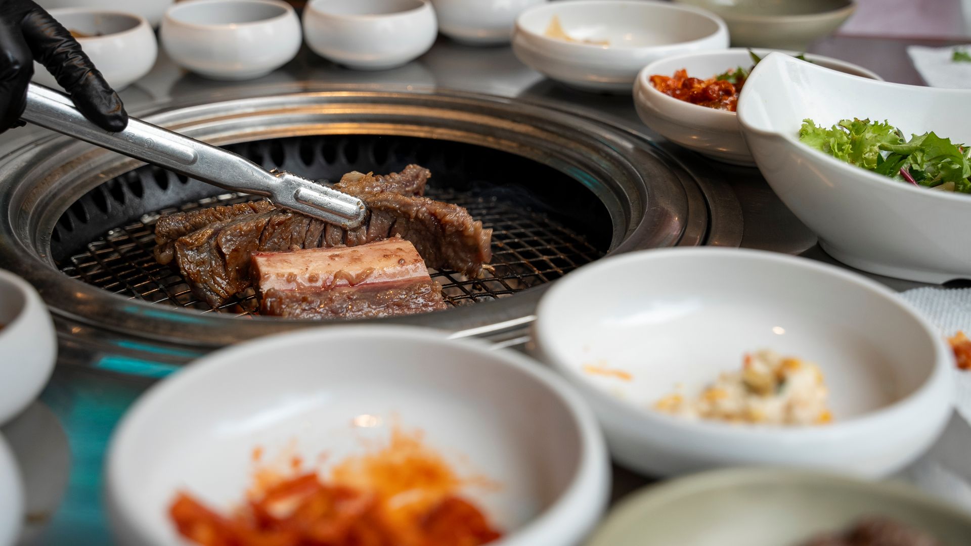 Korean barbecue yang sering menjadi target reservasi restoran Korea Selatan bagi wisatawan