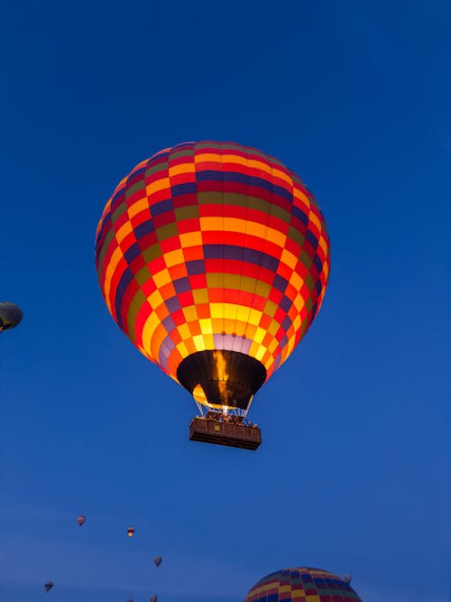 Foto stok gratis balon udara, bidikan sudut sempit, langit cerah