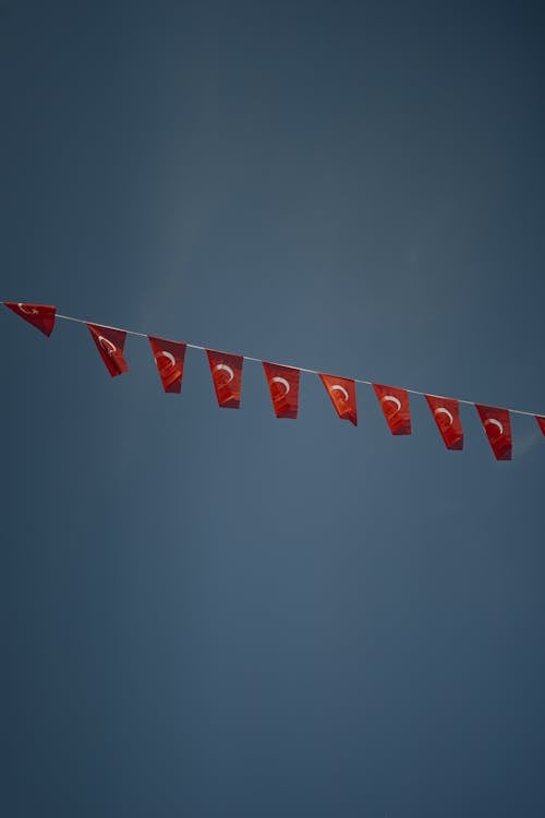 Immagine gratuita di bandiere, cielo azzurro, corda