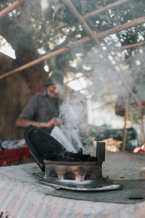 adam, Demir, dikey atış içeren Ücretsiz stok fotoğraf