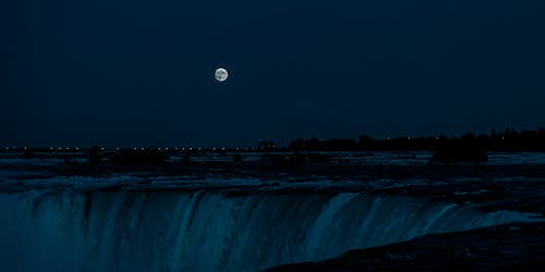 Full moon on the great Niagara falls