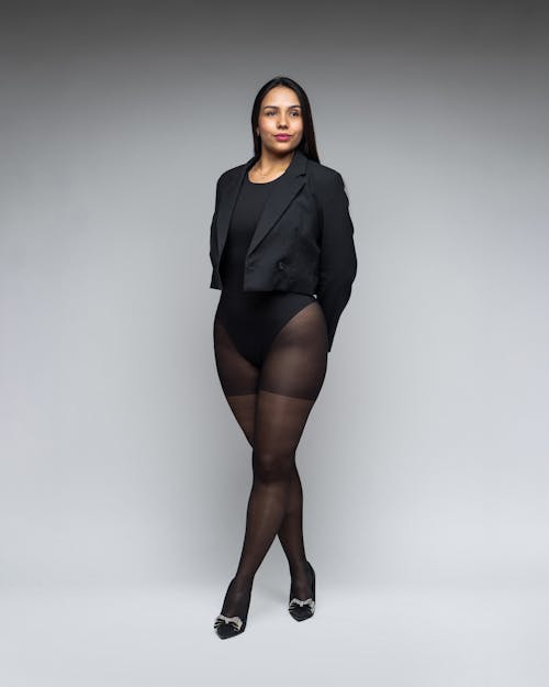 Imagine de stoc gratuită din blazer decupat negru, body negru, brunetă