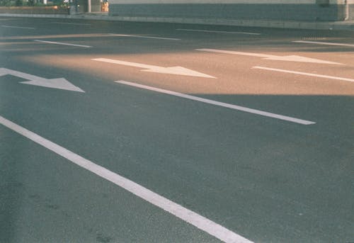 asfalt, boş, işaretler içeren Ücretsiz stok fotoğraf