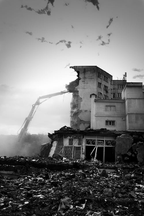 Foto stok gratis bangunan tempat tinggal, bencana alam, ekskavator