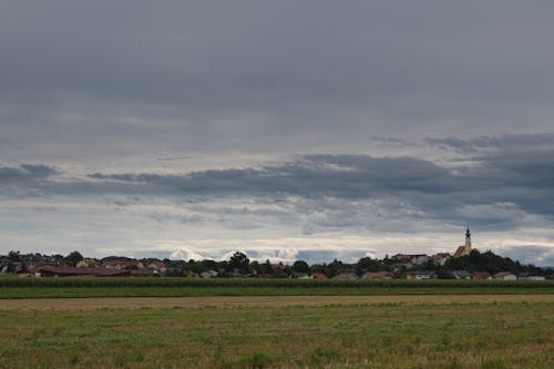 Kostnadsfri bild av åkermark, by, byar