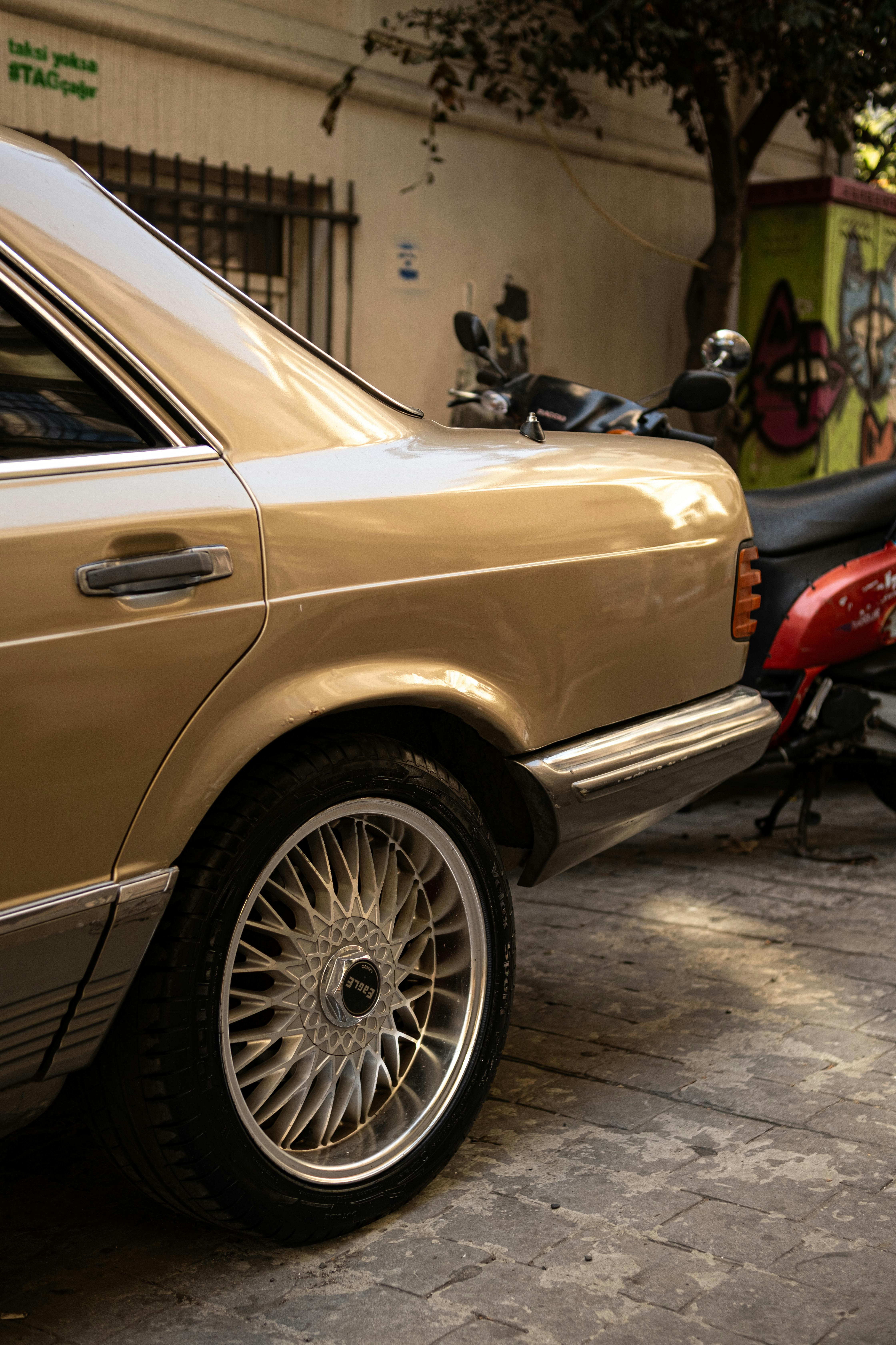 Back of MercedesBenz W126 · Free Stock Photo
