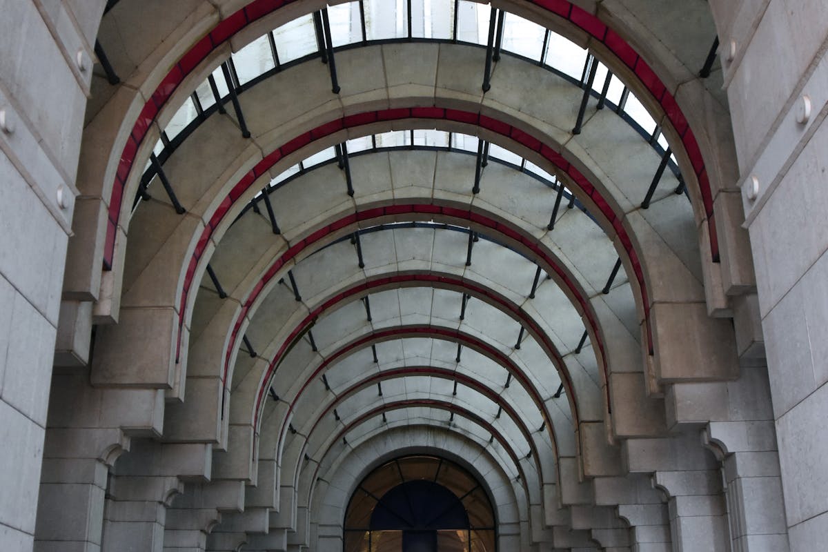 Galerie voûtée d’un bâtiment à Lisbonne