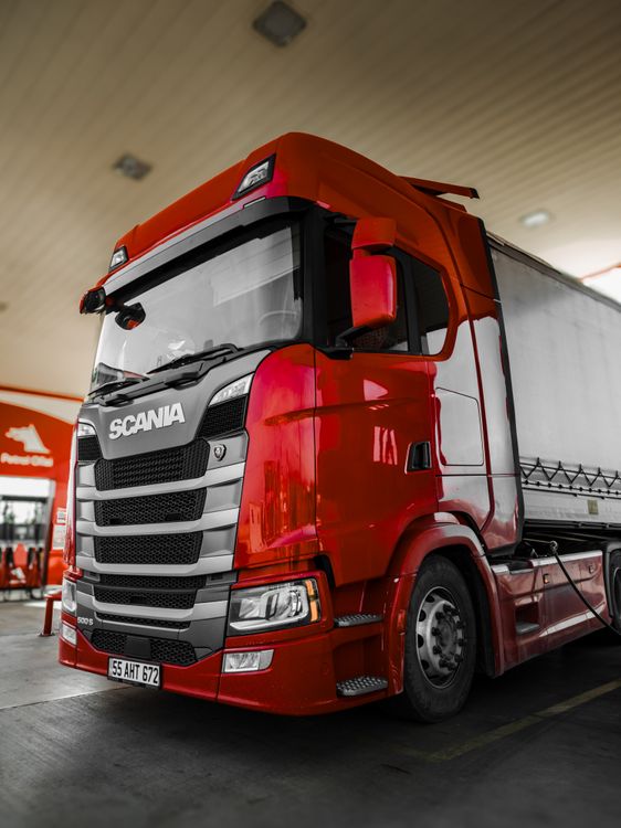 Crveni Scania kamion parkiran na benzinskoj postaji