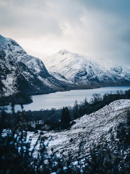 冬季景观特色包括雪山和宁静的湖景