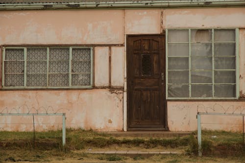Безкоштовне стокове фото на тему «Windows, Будівля, двері»