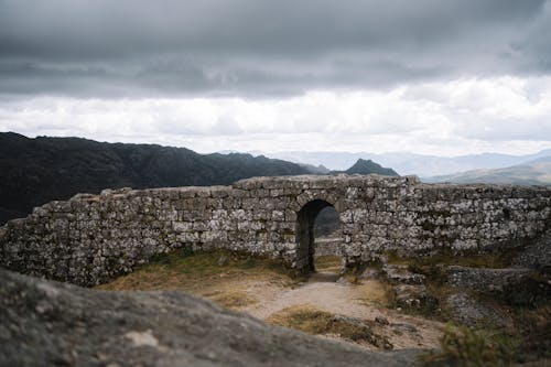 Foto profissional grátis de ancião, calçada, escuro