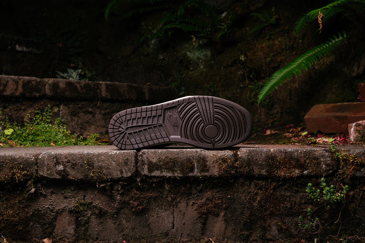 Primo piano della suola di sneaker Nike all'aperto con battistrada visibile.