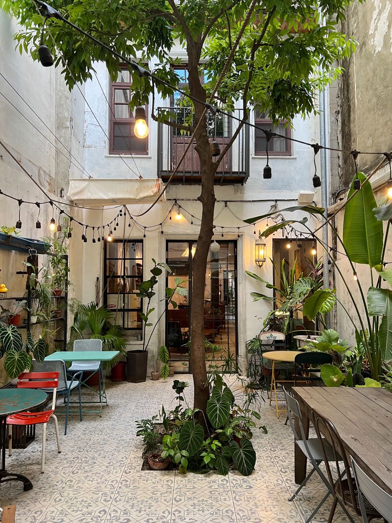Suasana taman hijau Dadis Coffee Garden