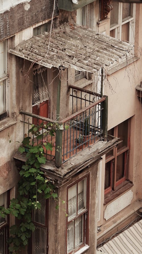 Foto d'estoc gratuïta de balcó, balcons, casa de poble